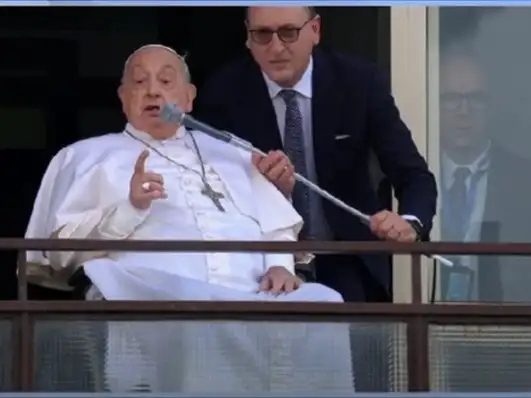 Bendición. El Papa al saludar desde el Gemelli. Imagen de YouTube.