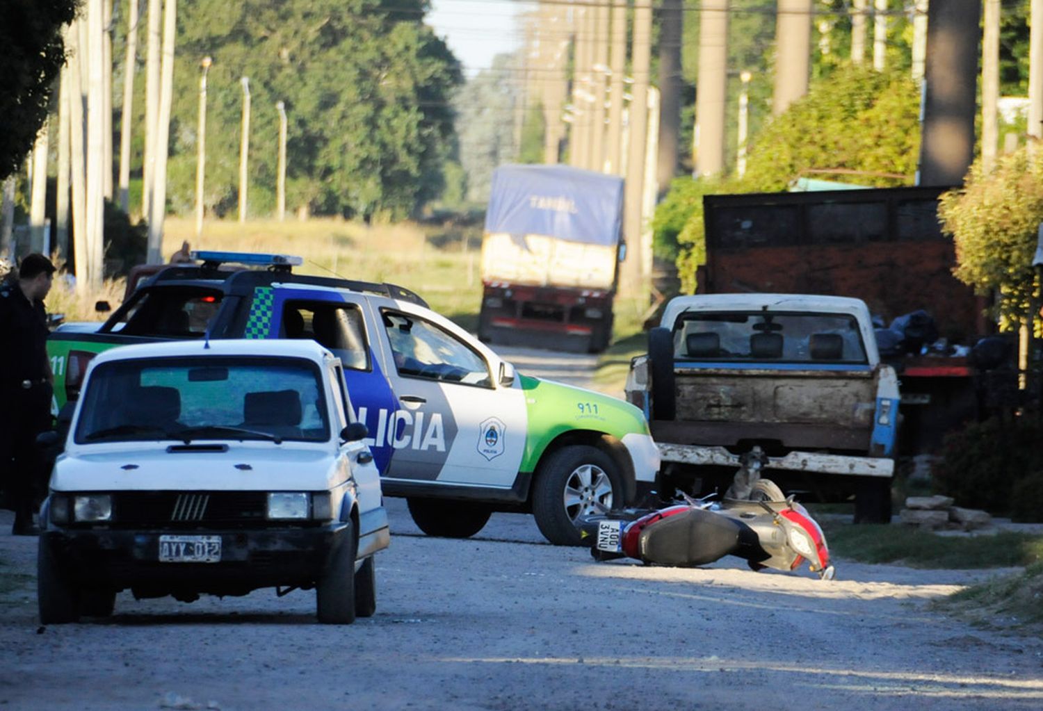 Un joven sufrió un golpe en el cráneo y pérdida de conocimiento tras chocar sin casco contra un auto