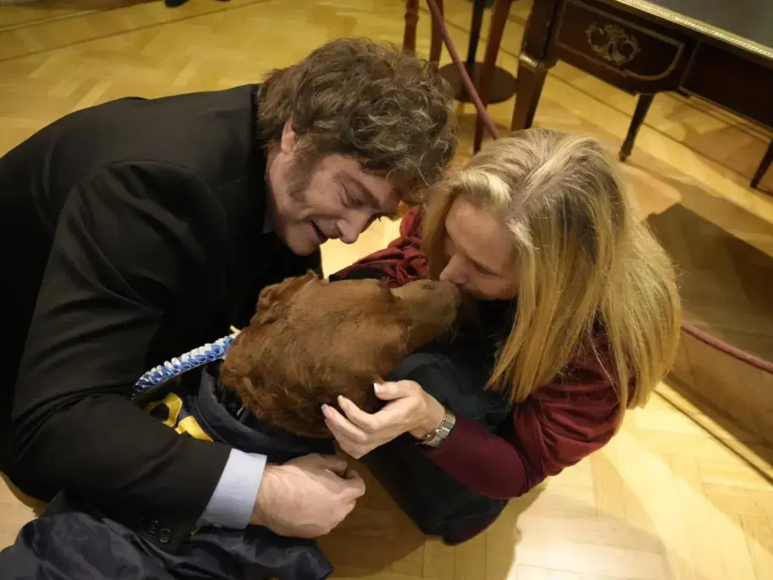 Javier y Karina Milei recibieron en Casa Rosada a Hela, una perra detectora de narcóticos que se retiró de la PFA