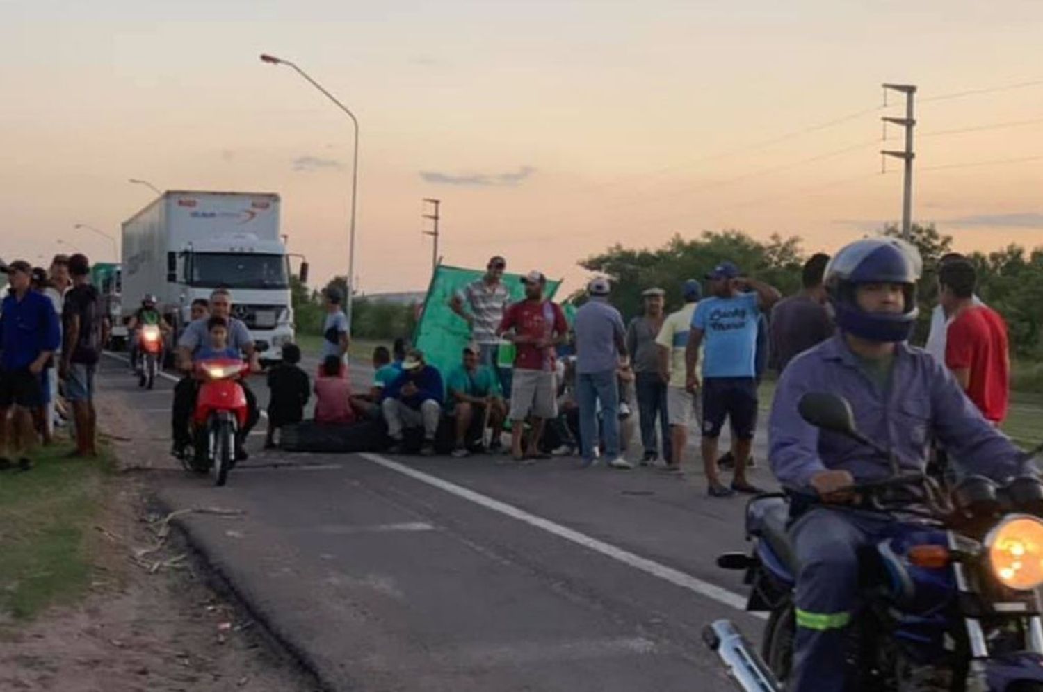 Ex trabajadores del Ingenio Azucarero Las Toscas cortaron la ruta 11