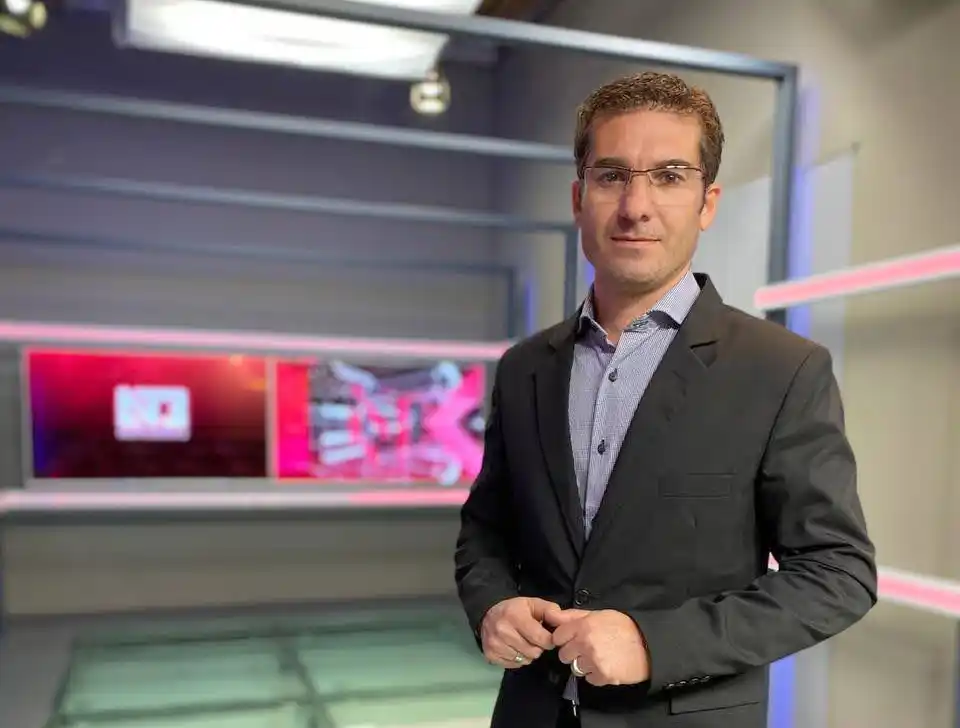 Periodista. Federico posa en uno de sus programas en la TV pampeana