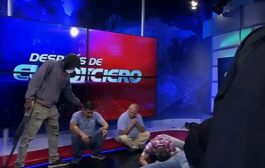Ecuador: encapuchados entraron a un canal de televisión y tomaron de rehenes a los trabajadores