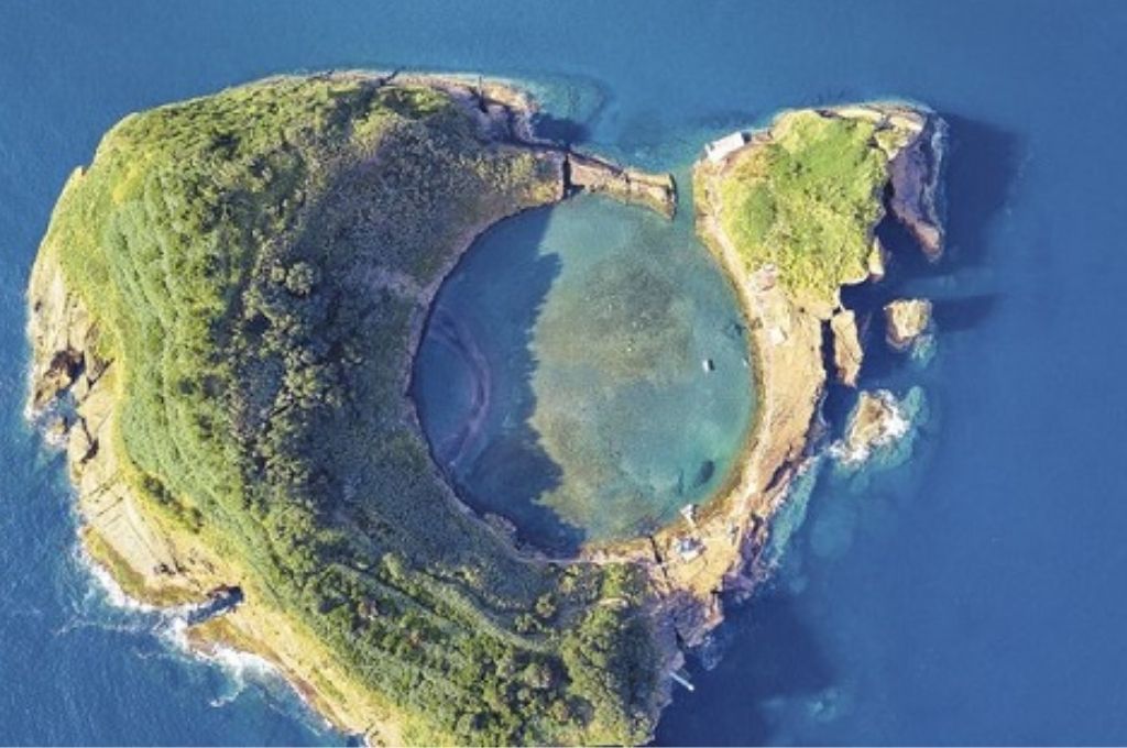 Evacuan a pobladores de la isla San Jorge por riesgo de erupción