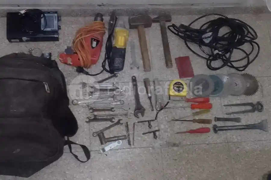 Atraparon a un joven de 22 años con varias herramientas robadas