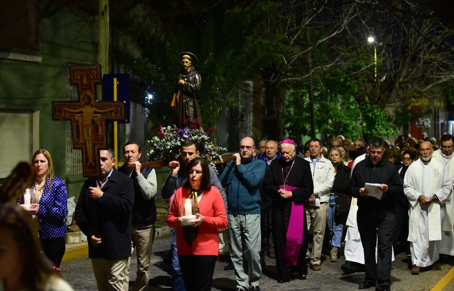 La procesión llevando la imagen del santo patrono es una tradición en nuestra ciudad