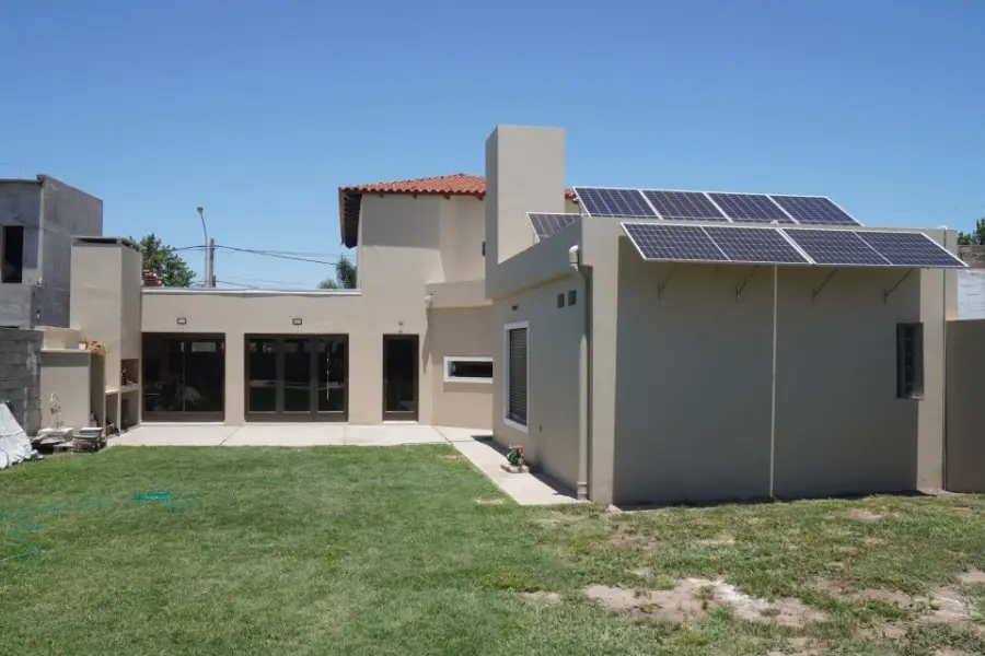 Por primera vez en Argentina, cuatro familias compartirán un techo para generar energía renovable