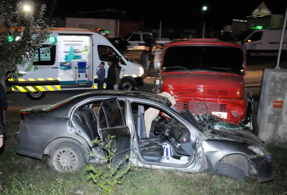 Dos personas terminaron en el Hospital tras un violento choque entre un camión y un auto
