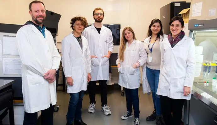 Una vacuna distinta a las iniciales en el refuerzo aumenta la inmunidad contra Ómicron en adultos mayores