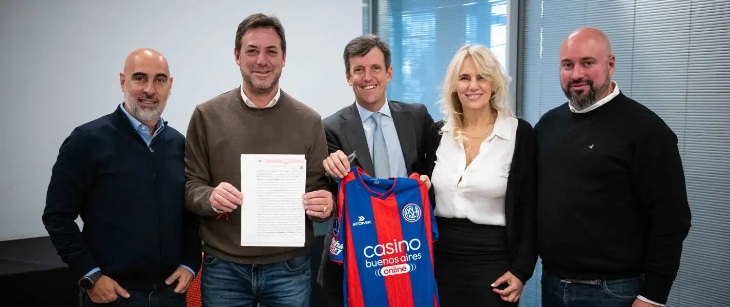 El presidente Sergio Costantino, junto a sus pares de comisión directiva, exhibe la documentación raspaldatoria. Foto: CASLA