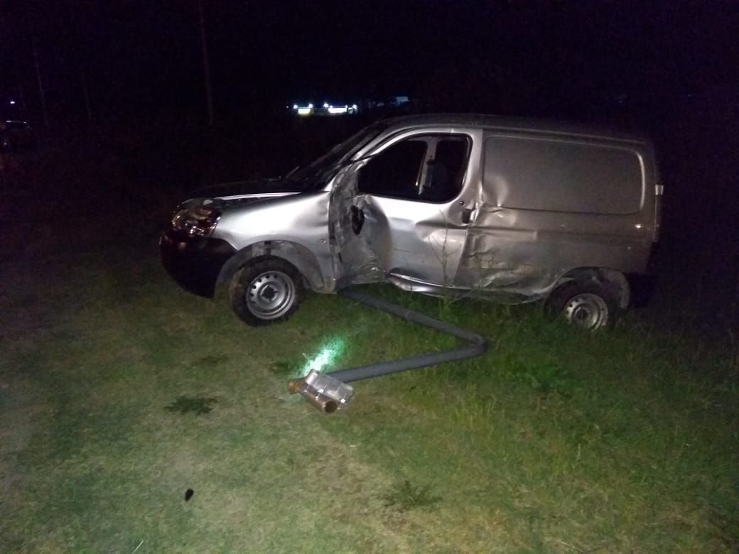 Despistó e impactó una columna de alumbrado