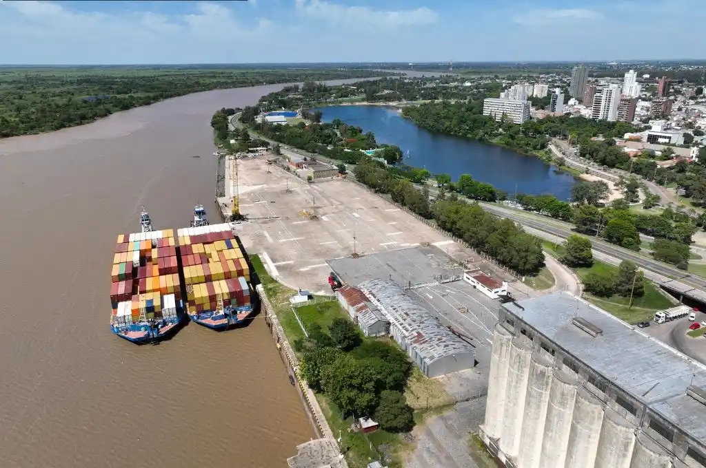 Las barcazas de bandera paraguaya que pasan casi diariamente frente al puerto local.