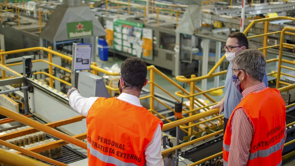 Sukerman y Jatón recorrieron la Cervecería Santa Fe para verificar el cumplimiento del protocolo