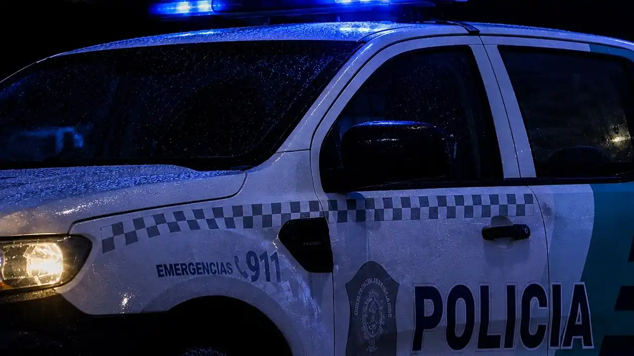 Encuentran a un hombre con una herida de bala en la cabeza dentro de un banco y fue trasladado en grave estado