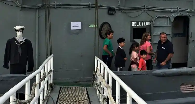 Diez años del Buque Museo: inauguran sala homenaje a tripulantes del ARA San Juan y toca la banda de Prefectura