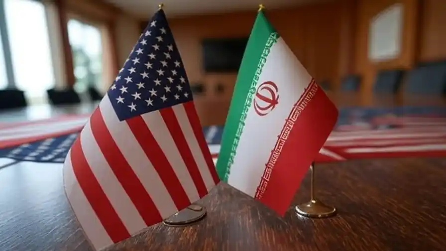 Las banderas de Estados Unidos e Irán.