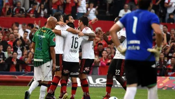 Newells goleó a San Martín y aprovechó para cargar a Central
