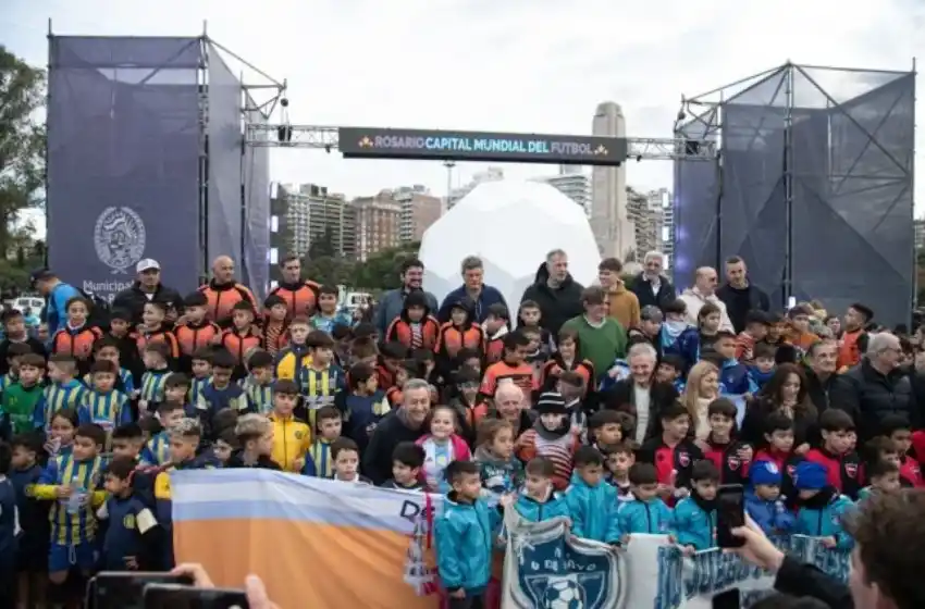 En el Parque Nacional a la Bandera inauguraron un homenaje a todos los futbolistas rosarinos que participaron en mundiales.