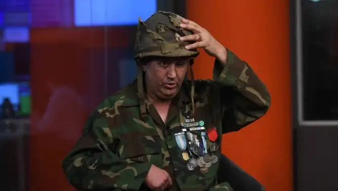 Un héroe argentino recuperó el casco que le salvó la vida en Malvinas