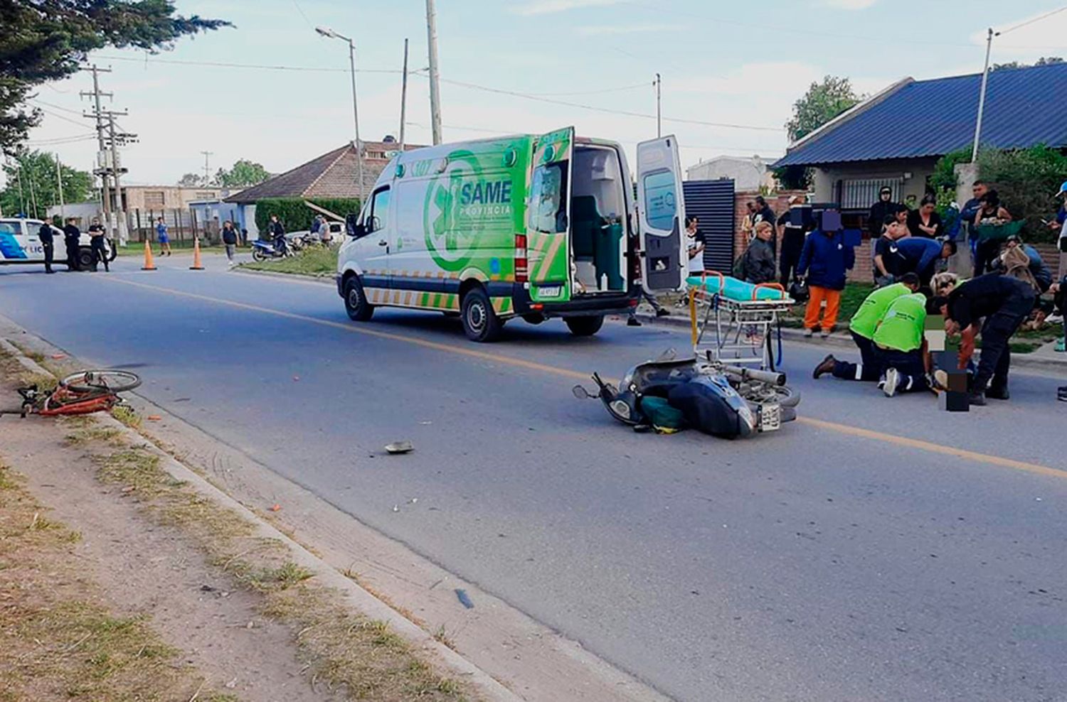 Moto impactó a un hombre en bicicleta: los dos fueron trasladados al HIGA