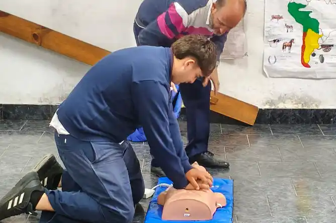 Charlas sobre RCP, programas de prevención y herramientas de seguridad en la Secundaria Nuestra Señora de Luján