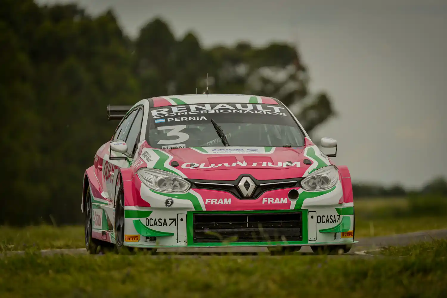 Pernía continúa corriendo con un Renault Fluence. (Foto de web TC 2000).