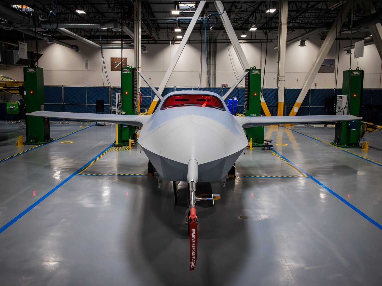 Hoy se develó la primera vista del prototipo YFQ-42A de GA-ASI.