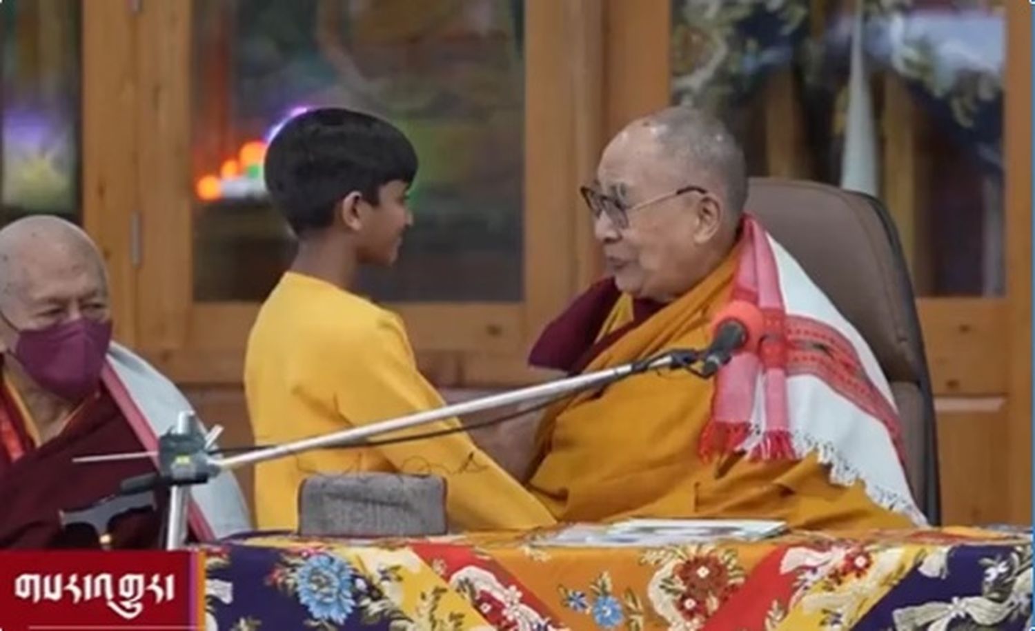 El Dalai Lama se disculpó por besar en la boca a un niño y pedirle que le chupara la lengua