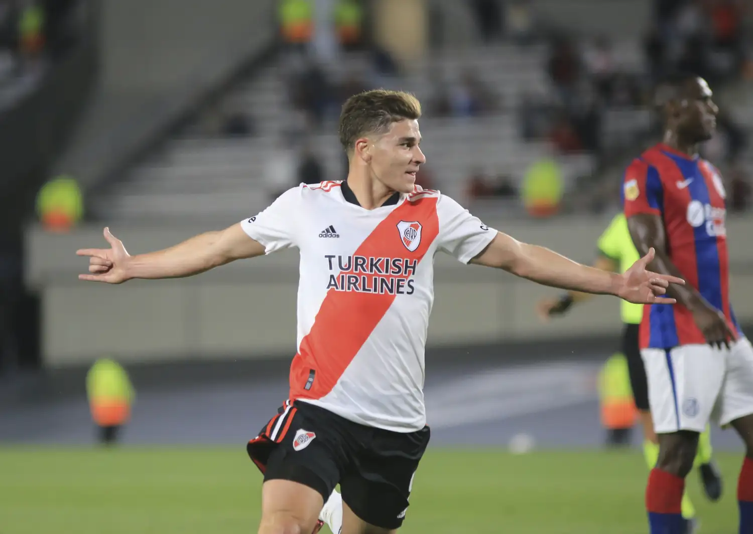 Julián Alvarez, el hombre de la noche en el Monumental.