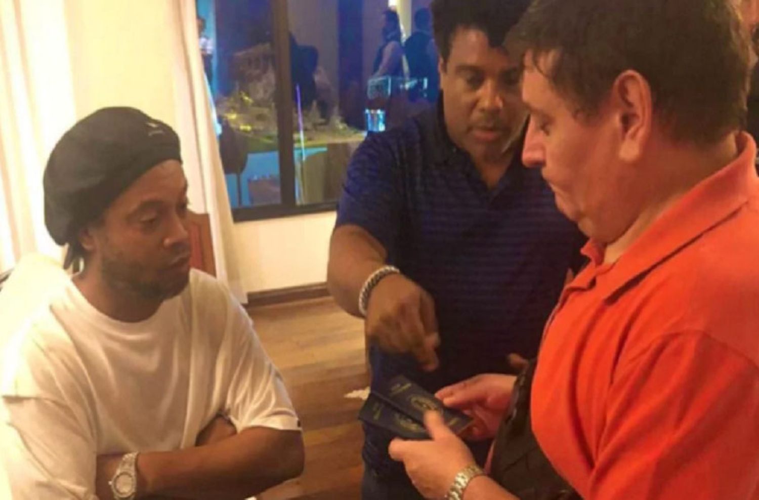 Ronaldinho fue demorado en Paraguay por ingresar al país con pasaporte falso