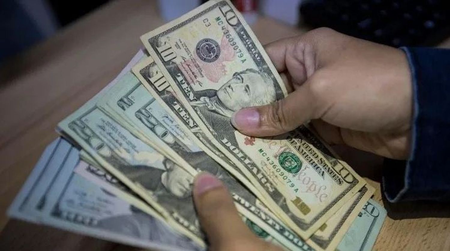 Dólar Blue imparable: un nuevo salto llevó la cotización casi a los 500 pesos