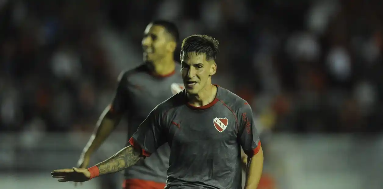 Independiente despegó con un triunfo frente a Aldosivi