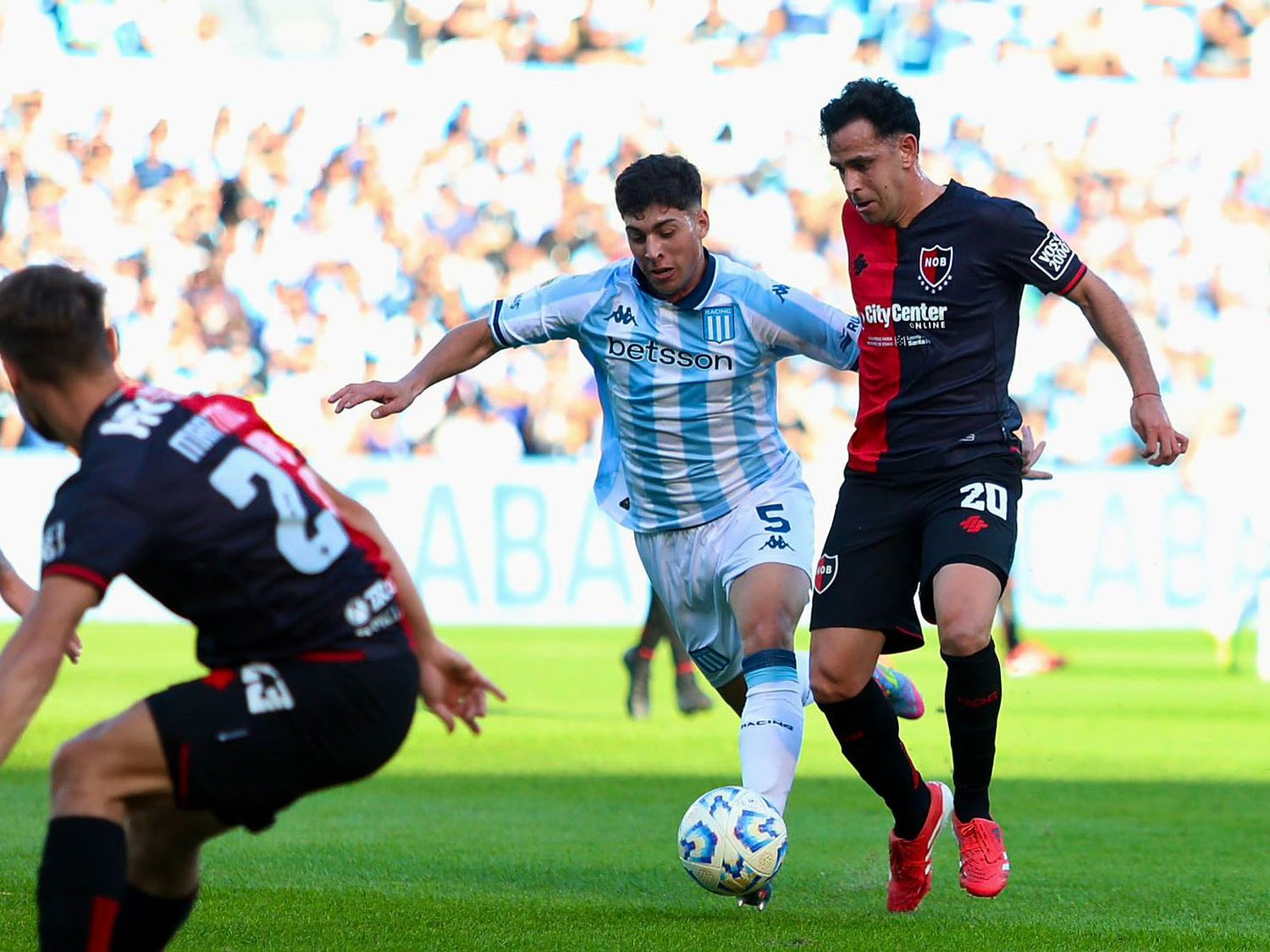 Racing se sobrepuso con un jugador menos y frustró a Newell’s