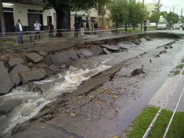 Video: Tras el temporal, se formó un cráter en Ramos Mejía