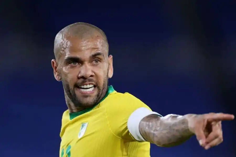 Agresiva nueva estrategia de la defensa de Dani Álves 