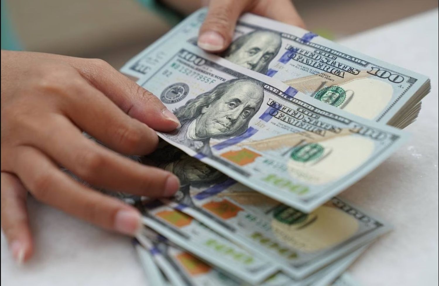 El dólar blue cotiza a $478 para la compra y $483 para la venta.