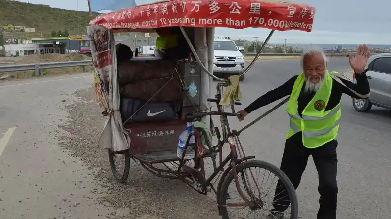 Recorría el mundo con su triciclo y murió atropellado en Argentina