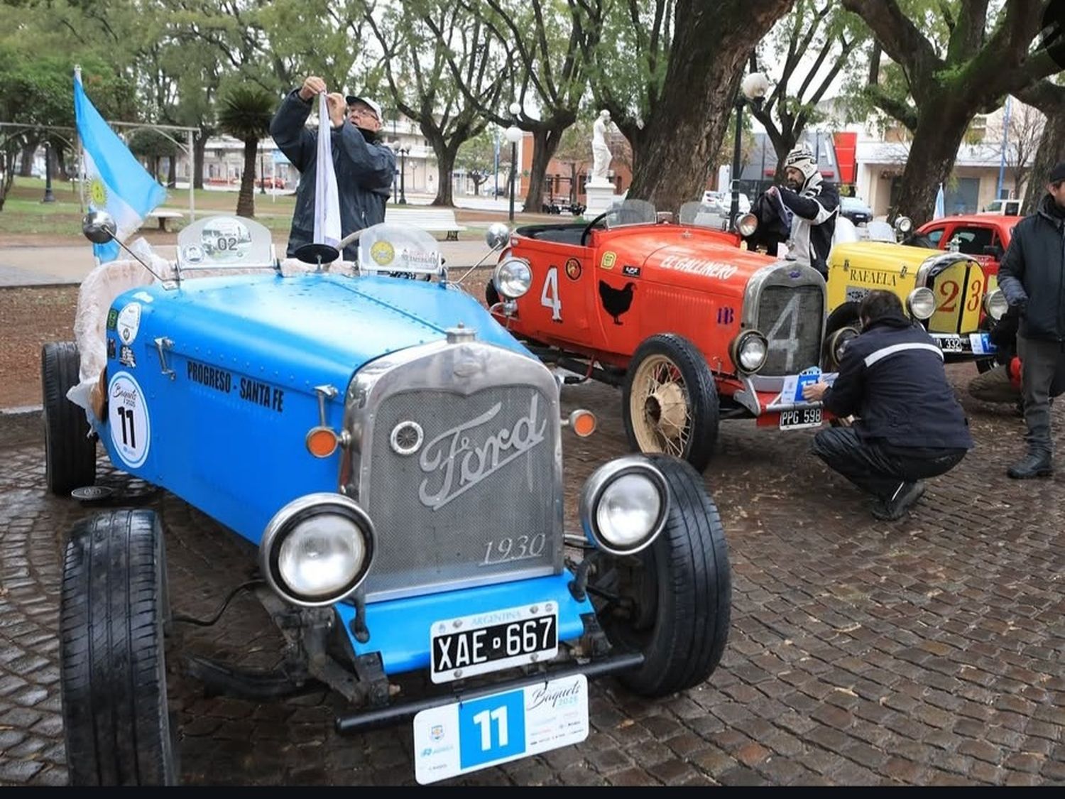 Baquets en movimiento: un desfile de historia y pasión automovilística bajo la lluvia