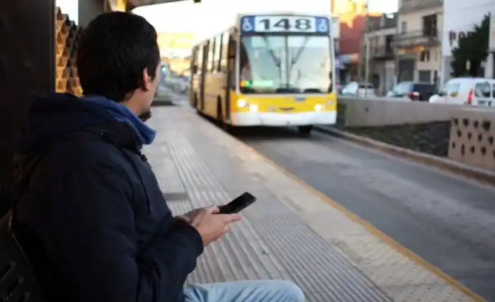 Un colectivo circulando por Buenos Aires.