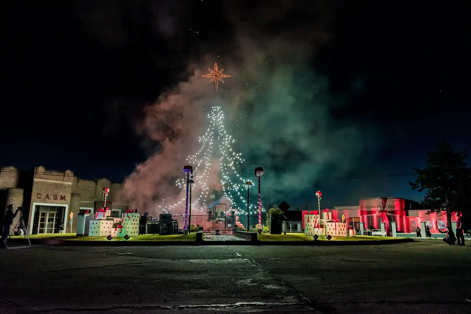 La magia de la navidad: Chovet encendió su tradicional arbolito