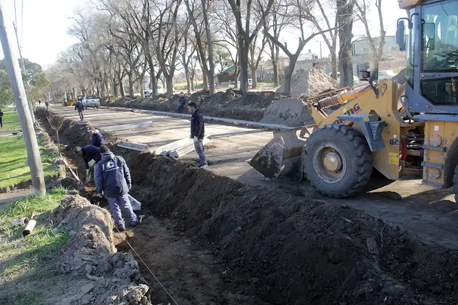 Avanza la construcción del cordón cuneta en la Avda. 58
