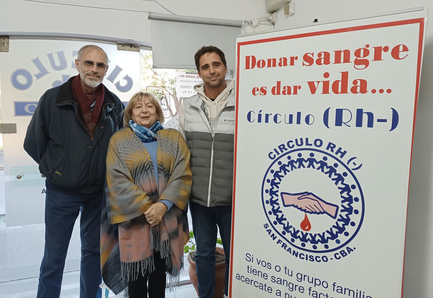 Jorge Tomé Seif (de izquierda a derecha), junto a Francisco Meré y Aurora Albano, integrantes del Círculo RH Negativo de San Francisco.