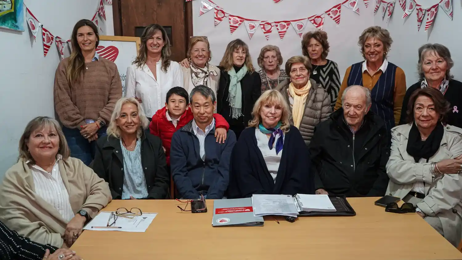 Autoridades, integrantes de la Cooperadora y Ramón Yamamoto durante la conferencia de prensa