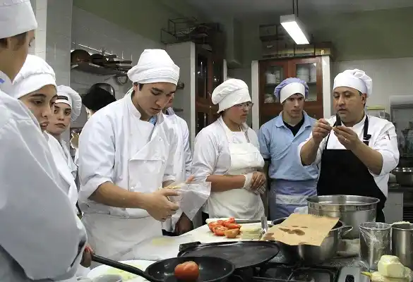 Estudiantes de la Técnica Nº 1 aprendieron junto a un chef mexicano 