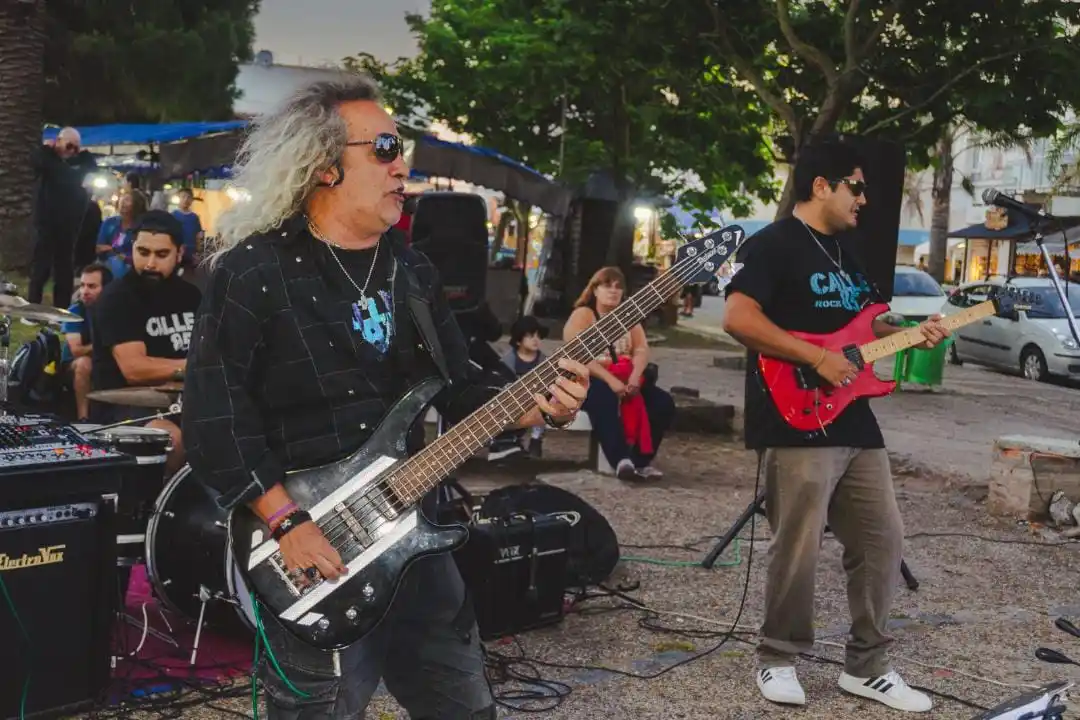 Calle 85 en la peatonal de Necochea, donde cada verano se reúne para compartir música en vivo