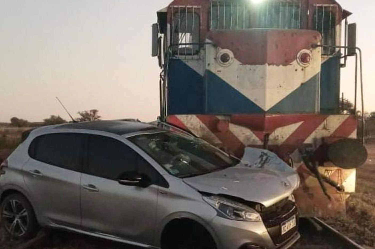 Un tren chocó a un auto en Arrufó