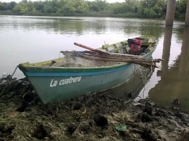 Un pequeño niño de 2 años rehén de su padre