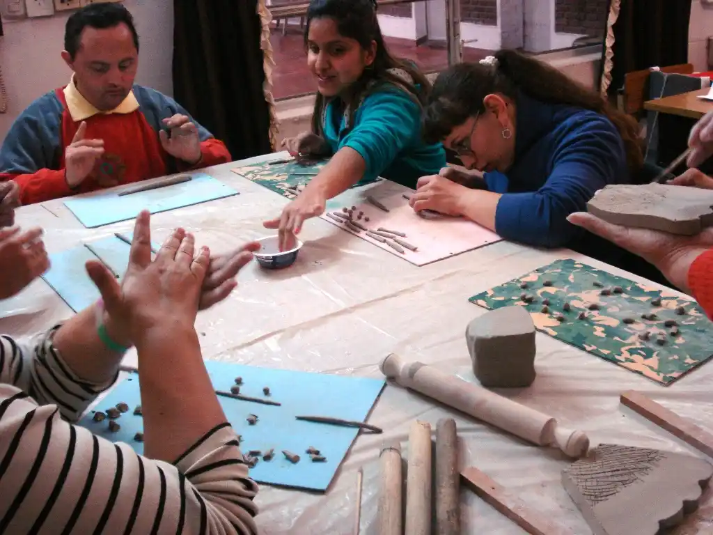 Construyen un mural cerámico para la Plazoleta Laureano Maradona