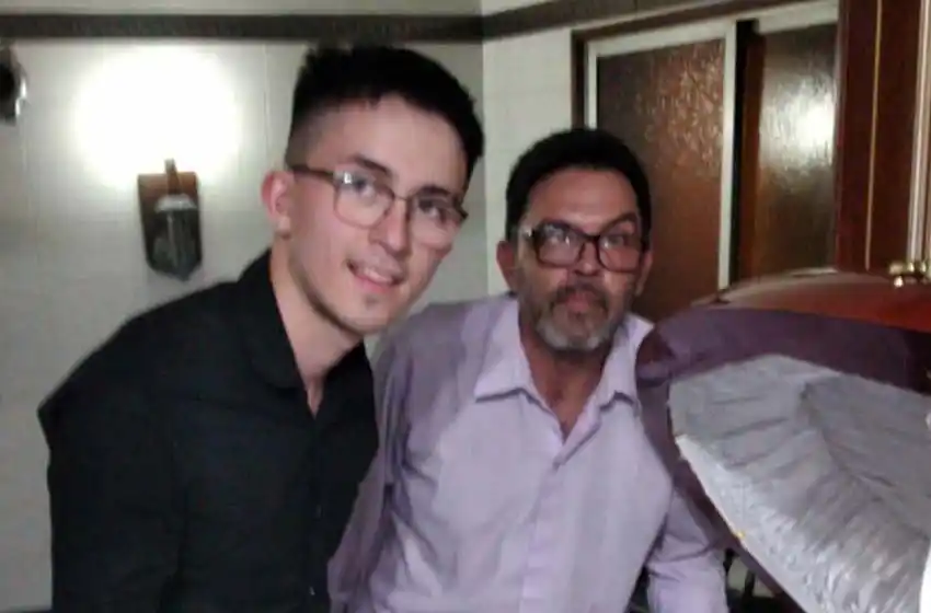 Habló el empleado de la funeraria tras la viralización de la foto de Maradona: «Mi hijo levantó el pulgar y ahí se sacó la foto»