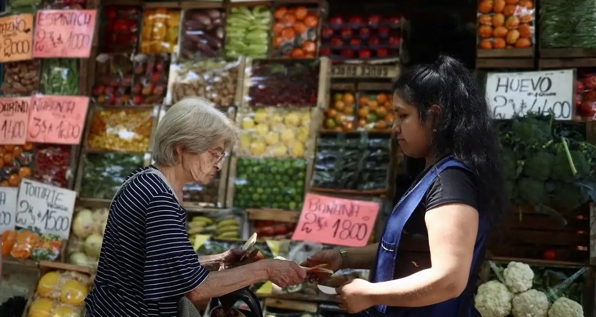 El alza en los precios de los alimentos sigue siendo desafiante, especialmente para los hogares de menores ingresos. Foto: Archivo / REUTERS / Tomas Cuesta.