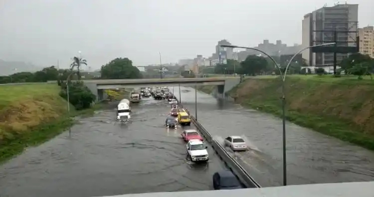 Calles inundadas y congestión vehicular tras fuertes lluvias de este martes